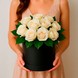 Цветы в коробке «Бежевые розы» в руках